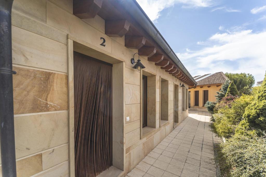 ein Gebäude mit einem Seitentor in der Unterkunft La Dehesa de Santa Ursula 2 in Espeja de San Marcelino