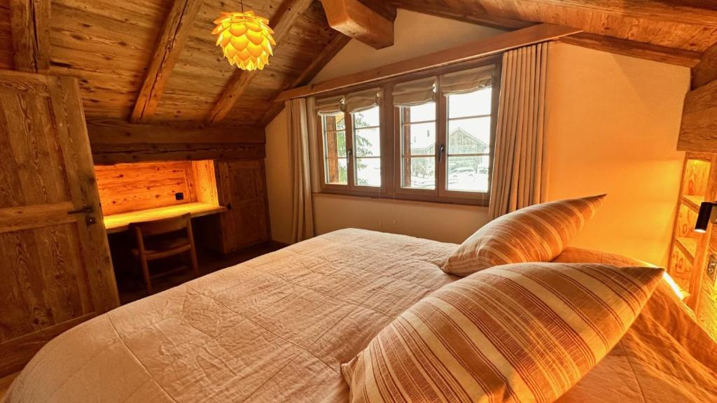 Postel nebo postele na pokoji v ubytování Chalet by the River in Gstaad With Sauna