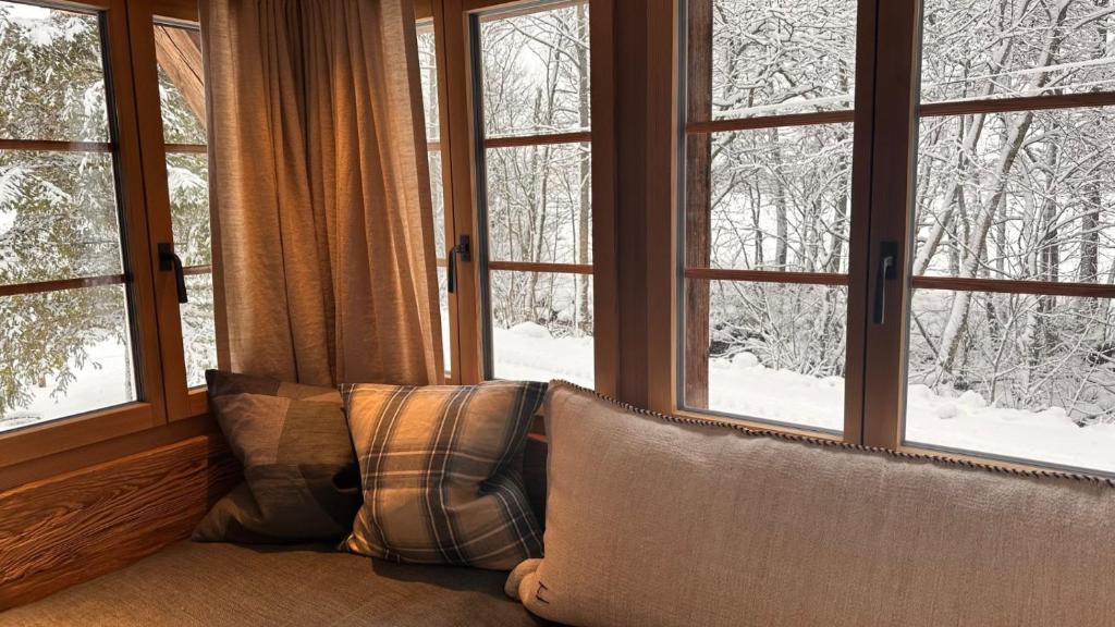 Chalet by the River in Gstaad With Sauna v zimě