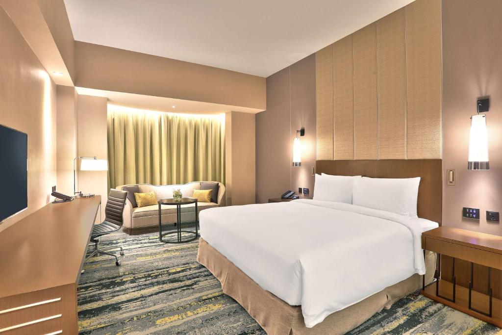 Postel nebo postele na pokoji v ubytování Hilton Kota Kinabalu