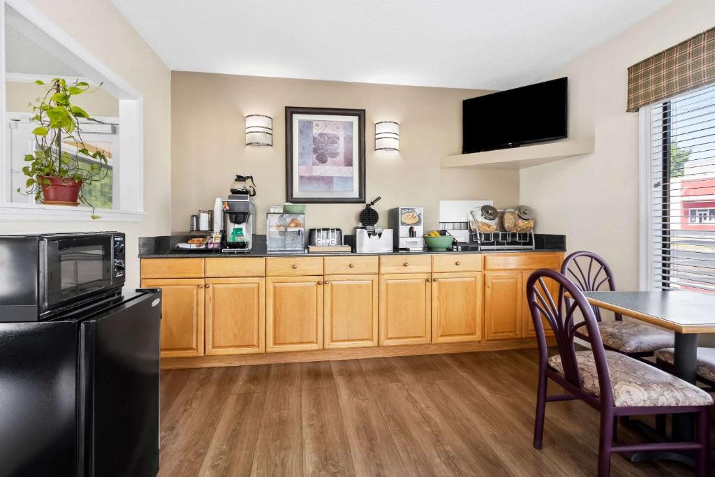 Kuchyň nebo kuchyňský kout v ubytování Econo Lodge