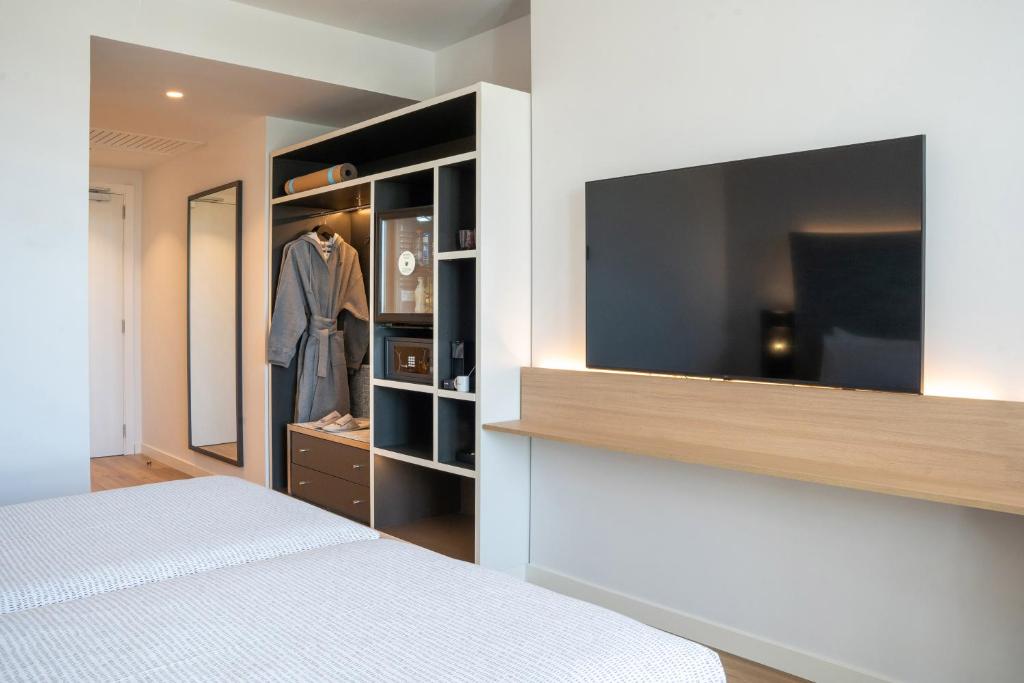 Postel nebo postele na pokoji v ubytování INNSiDE by Meliá Madrid Valdebebas