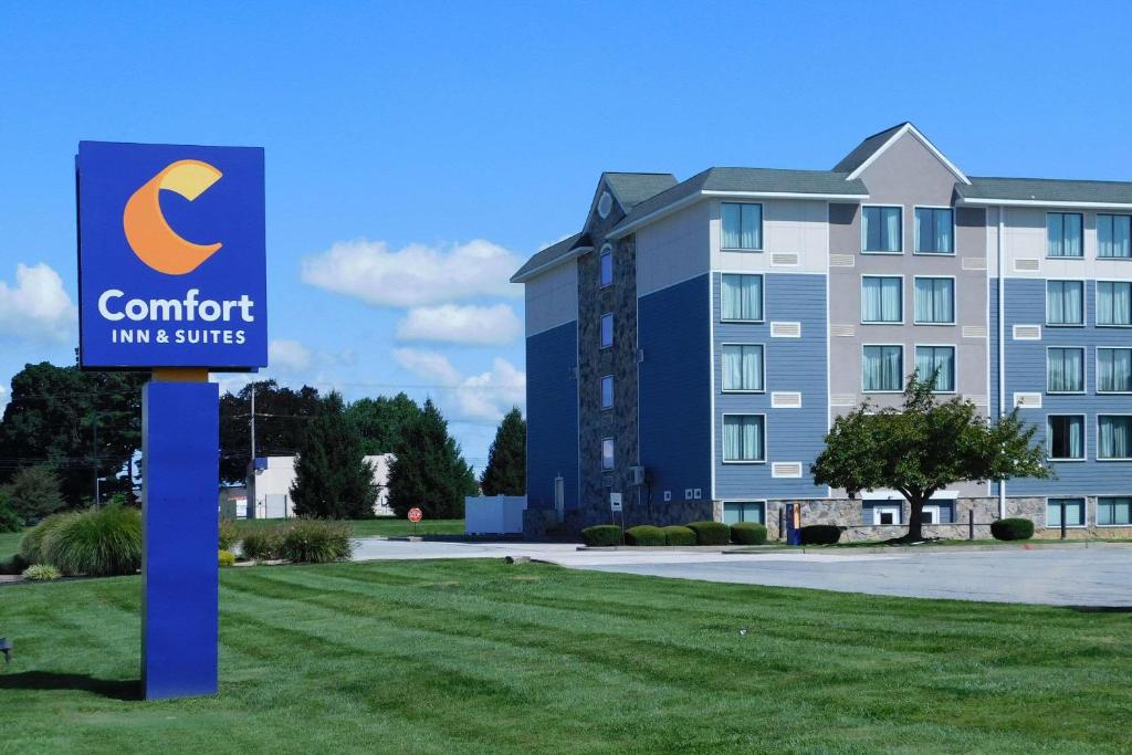 a sign in front of a building with a hotel at Comfort Inn & Suites Glen Mills - West Chester in Glen Mills