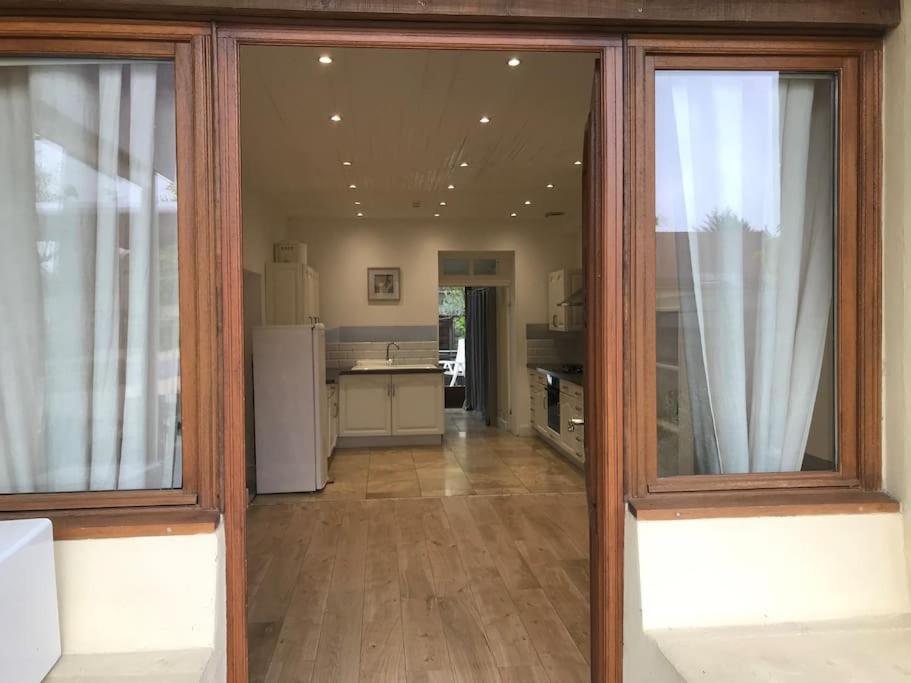 Η κουζίνα ή μικρή κουζίνα στο Logement Montret