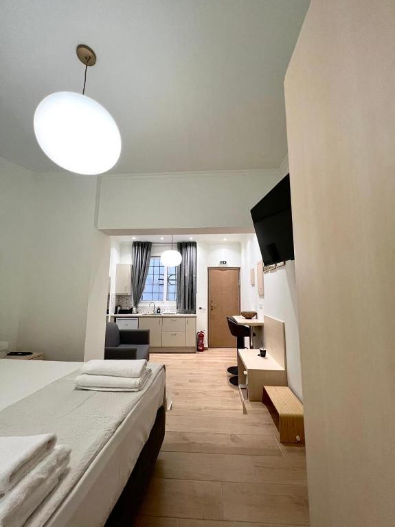 Postel nebo postele na pokoji v ubytování Hermes Central Suite