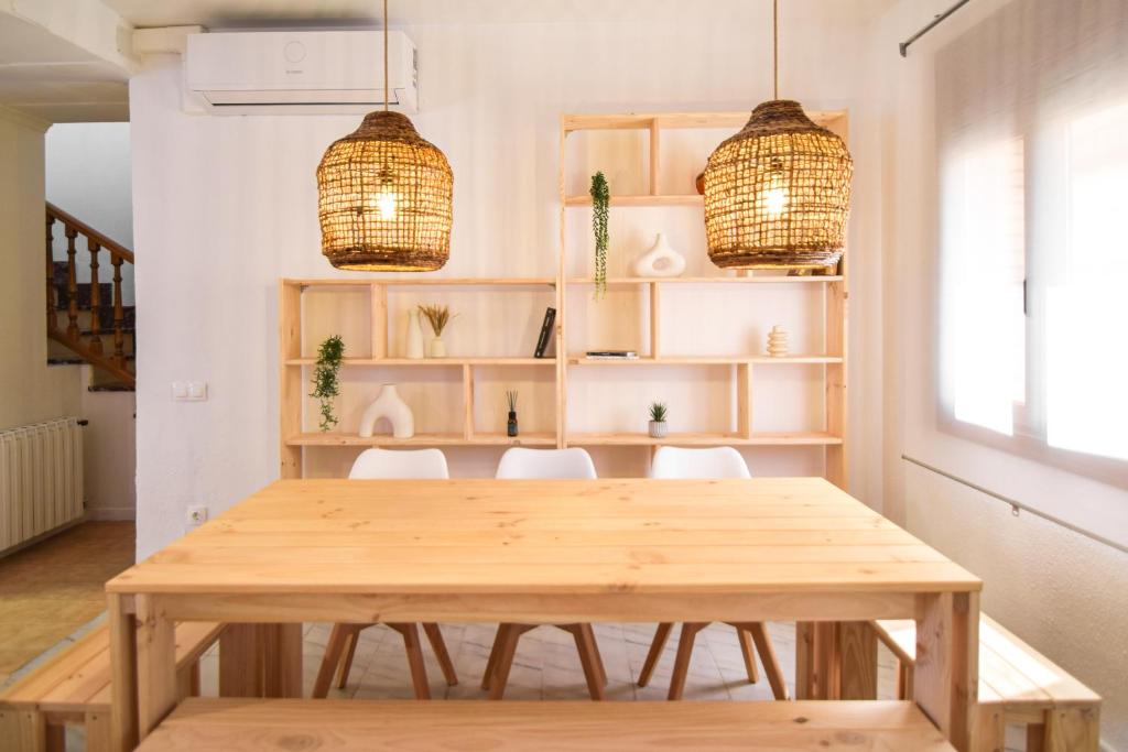 una sala da pranzo con tavolo e sedie in legno di Descubre Somontano a Torres de Alcanadre