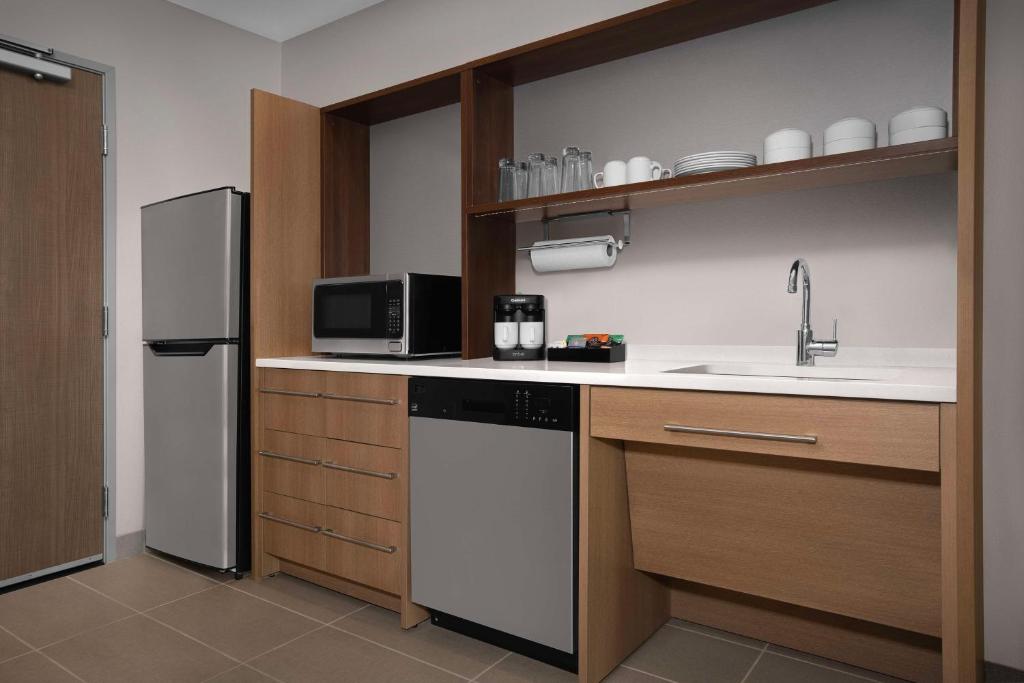 Kuchyň nebo kuchyňský kout v ubytování Home2 Suites By Hilton Phoenix North Happy Valley