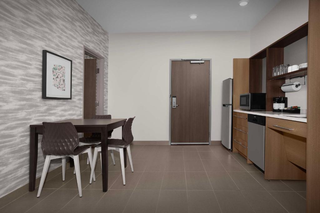 Kuchyň nebo kuchyňský kout v ubytování Home2 Suites By Hilton Phoenix North Happy Valley