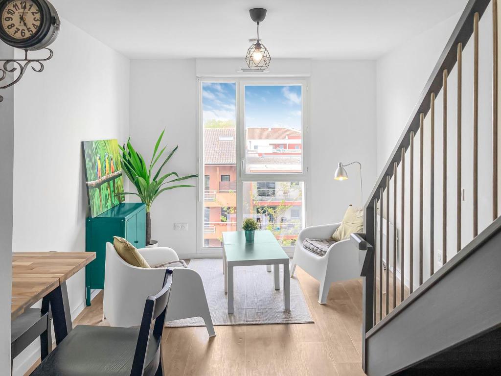 un salon avec une table et des chaises dans l'établissement Appartement Elégant à Deux Pas du Capitole, à Toulouse