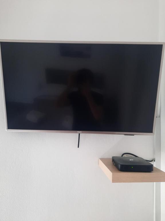 TV a/nebo společenská místnost v ubytování Room Sleep & Fly