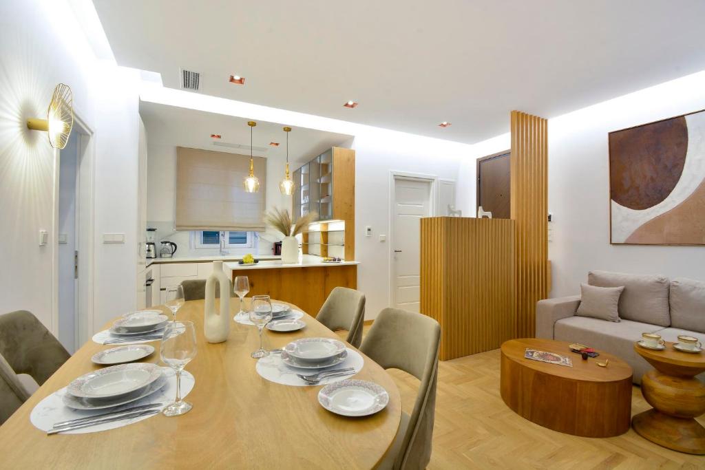 una sala da pranzo e un soggiorno con tavolo e sedie di Fill In Luxury Apartment, Corfu Old Town a Città di Corfù