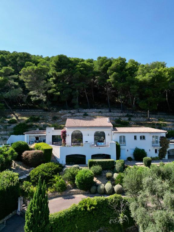 une vue aérienne d'une maison avec un jardin dans l'établissement Villa Les Pariades : 8 Prs, 4 ch, Piscine, Vue mer, à Vallauris