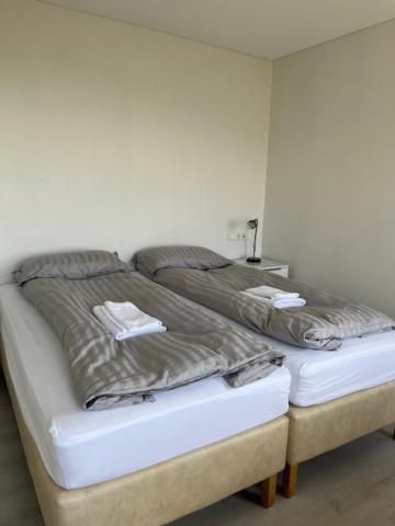 Postel nebo postele na pokoji v ubytování Brekka í Lóni View apartment