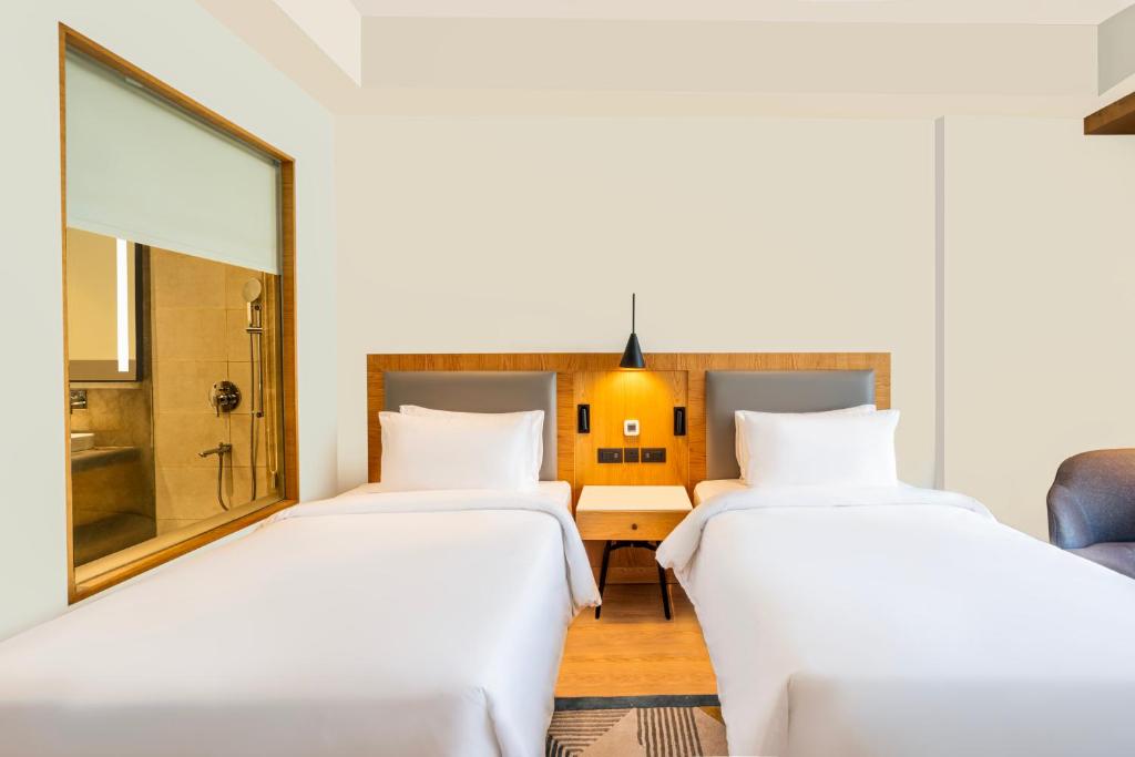 Postel nebo postele na pokoji v ubytování Radisson Hotel Vrindavan