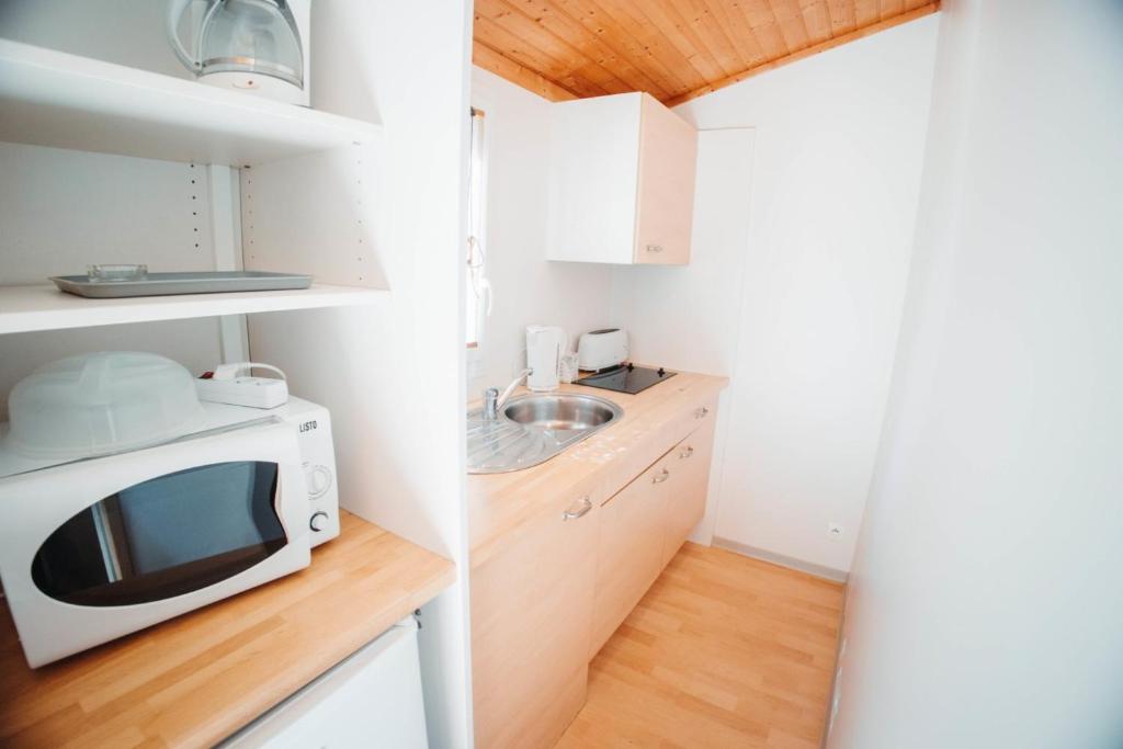 Kuchyň nebo kuchyňský kout v ubytování Camping Le Malazéou Wellness Sport Camping