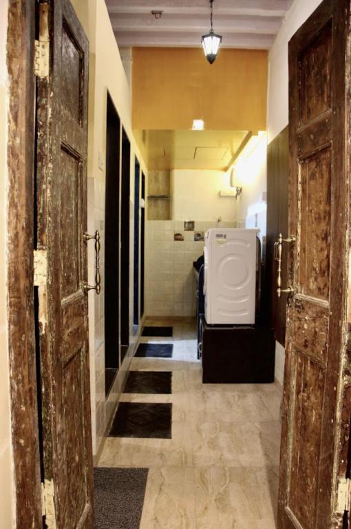 Kuchyň nebo kuchyňský kout v ubytování GoSolo Stays Bandra Hostel