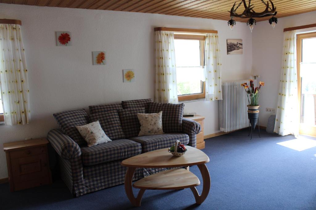 Pfeiffer Alm am Sonnenhang mit Blick auf die Zugspitze - 2