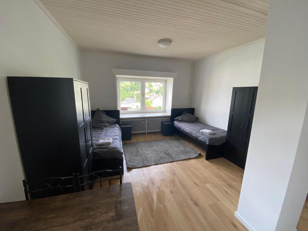 ein Wohnzimmer mit einer Couch und einem Fenster in der Unterkunft Kleever Apartment Bad Schwalbach in Bad Schwalbach