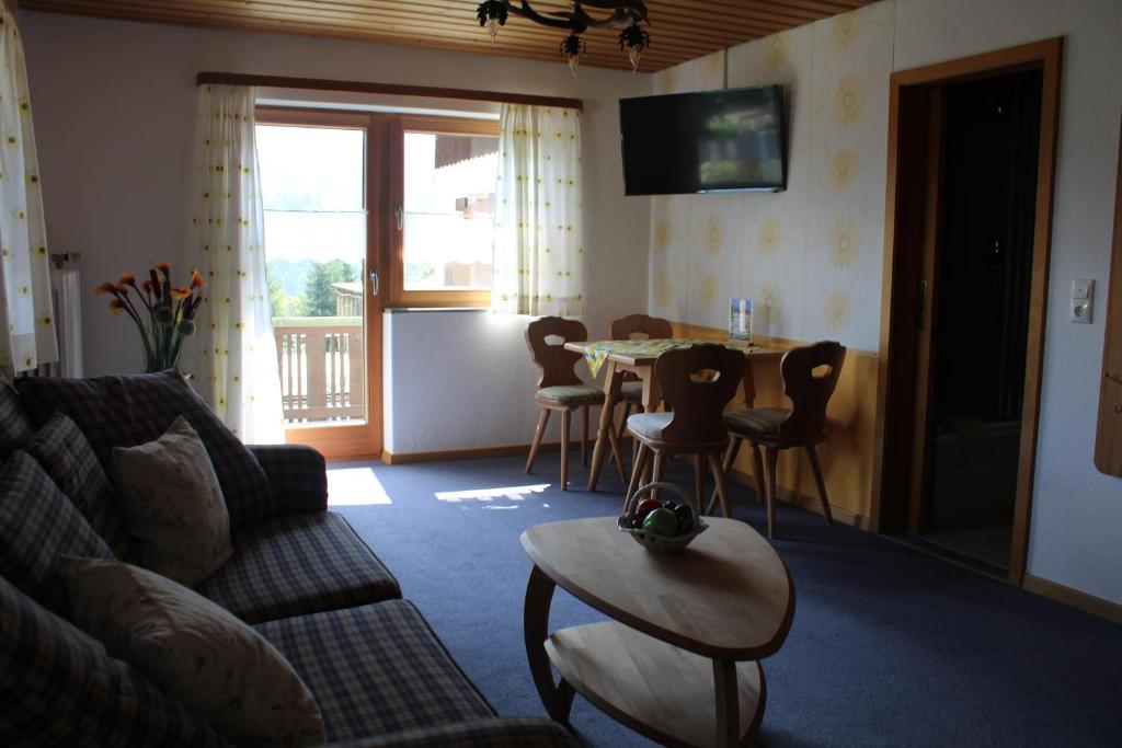 Pfeiffer Alm am Sonnenhang mit Blick auf die Zugspitze - 4