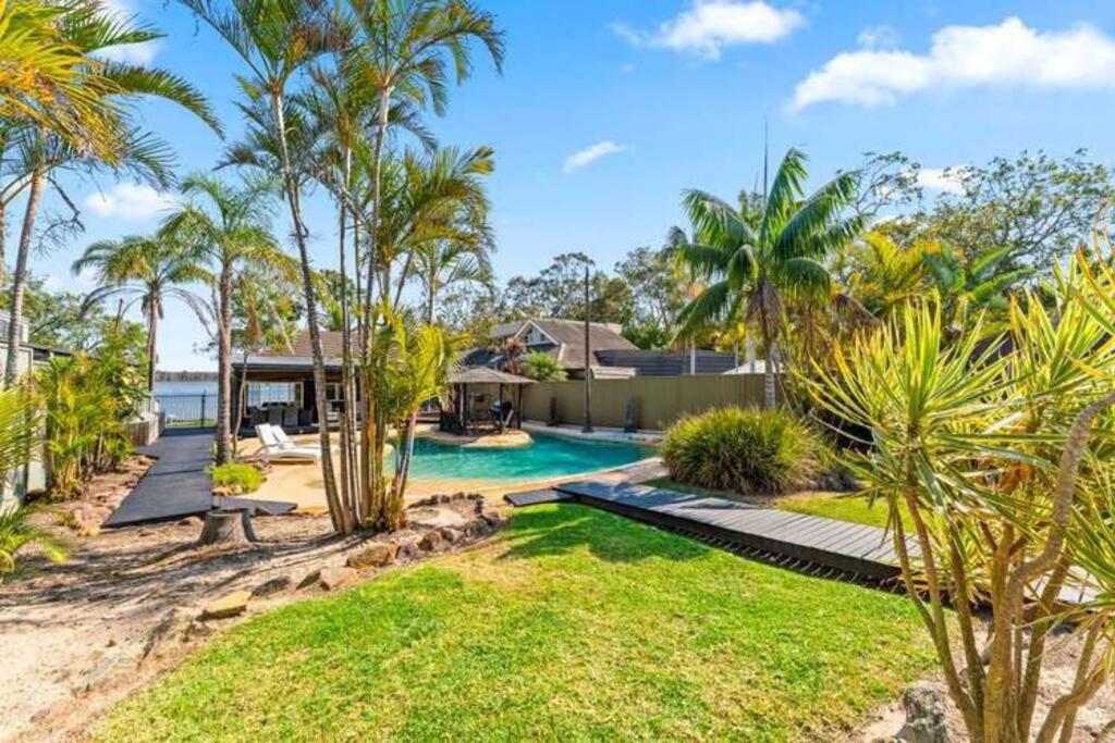 Kolam renang di atau dekat dengan Waterfront Oasis Lakefront Villa