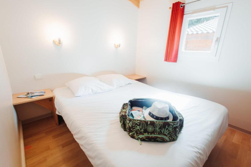 Postel nebo postele na pokoji v ubytování Camping Le Malazéou Wellness Sport Camping