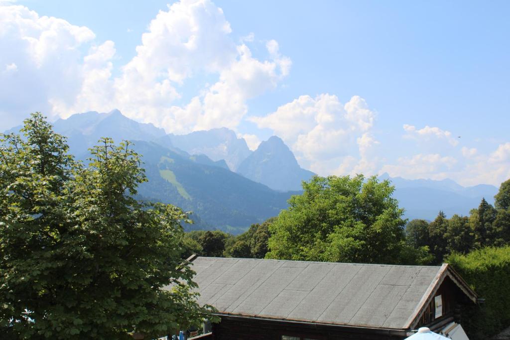 Pfeiffer Alm am Sonnenhang mit Blick auf die Zugspitze - 9