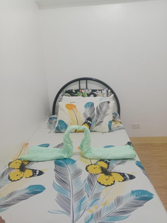un letto con copriletto e uccelli sopra di Mactan Oasis gardens condominium a Lapu Lapu City