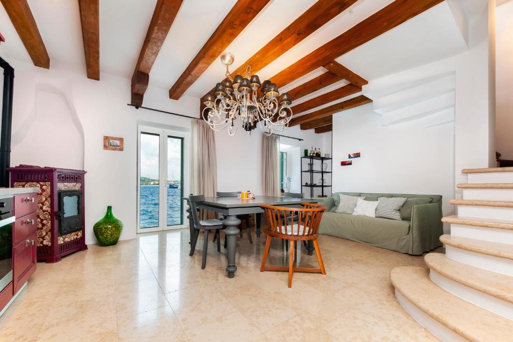 Ruang duduk di Seaside House Andrea - 3BR with balcony & sea view
