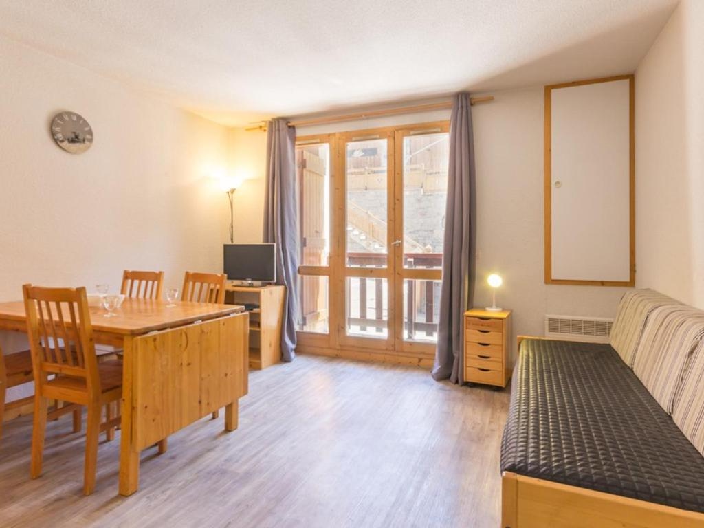 un salon avec une table et un bureau dans l'établissement Appartement cosy, au pied des pistes, cœur de station, proche commerces et école de ski - FR-1-181-2498, à La Plagne Tarentaise