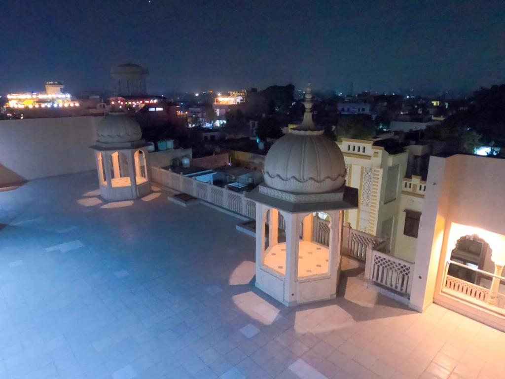 Bazén v ubytování The Taj Vista Agra -walking distance to Taj Mahal nebo v jeho okolí