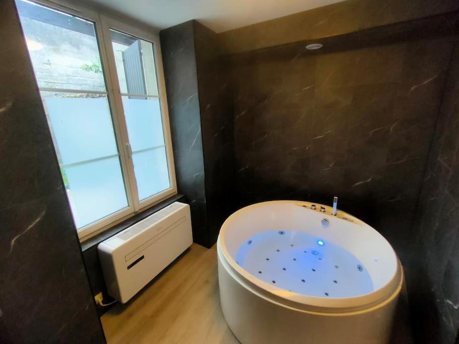 Phòng tắm tại Suite Beaulieu 1 - Jacuzzi et Clim