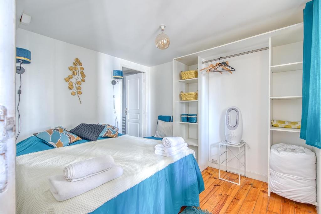 - une chambre avec un lit bleu et blanc dans l'établissement Dari, à Bordeaux