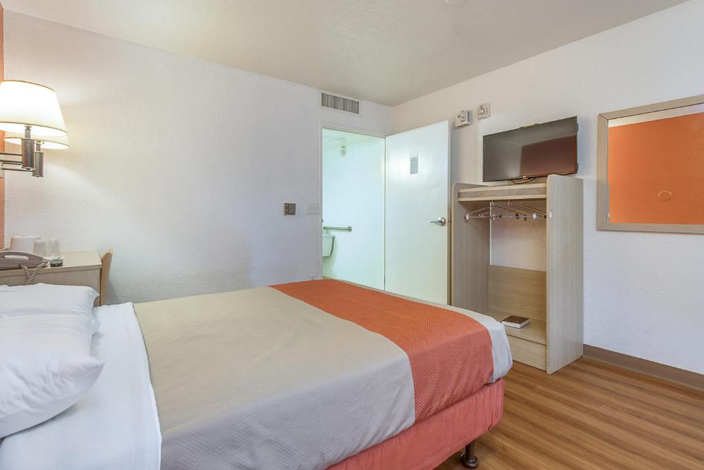 Postel nebo postele na pokoji v ubytování Motel 6-Phoenix, AZ - North Bell Road