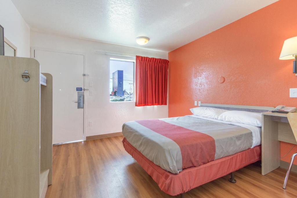 Postel nebo postele na pokoji v ubytování Motel 6-Phoenix, AZ - North Bell Road