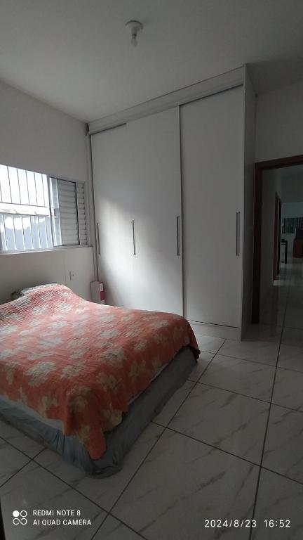 a bedroom with a bed and two closets in it at Casa cachoeira dos tourinhos in Massaguassu