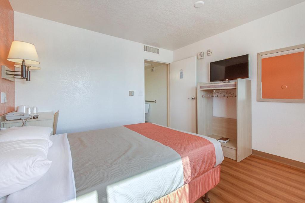 Postel nebo postele na pokoji v ubytování Motel 6-Phoenix, AZ - North Bell Road