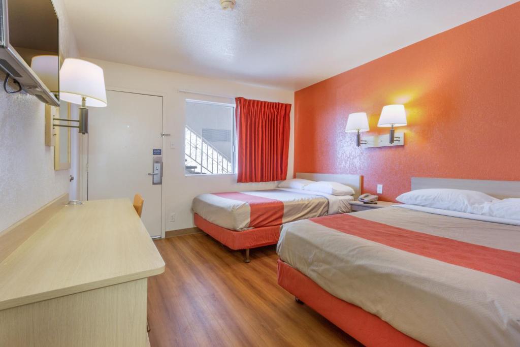 Postel nebo postele na pokoji v ubytování Motel 6-Phoenix, AZ - North Bell Road