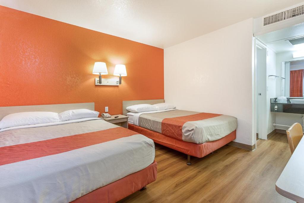 Postel nebo postele na pokoji v ubytování Motel 6-Phoenix, AZ - North Bell Road
