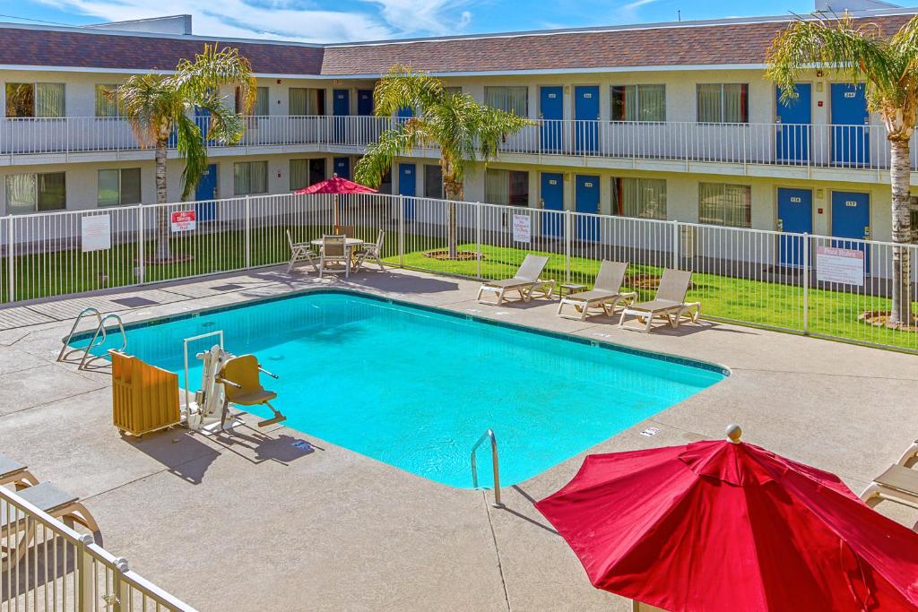 Bazén v ubytování Motel 6-Phoenix, AZ - North Bell Road nebo v jeho okolí