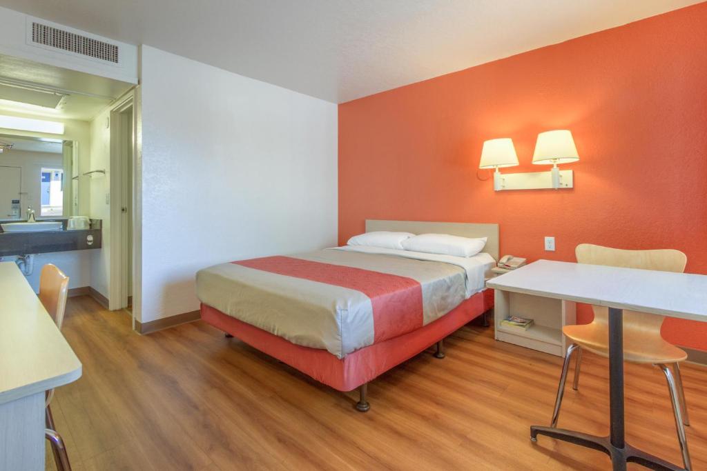 Postel nebo postele na pokoji v ubytování Motel 6-Phoenix, AZ - North Bell Road