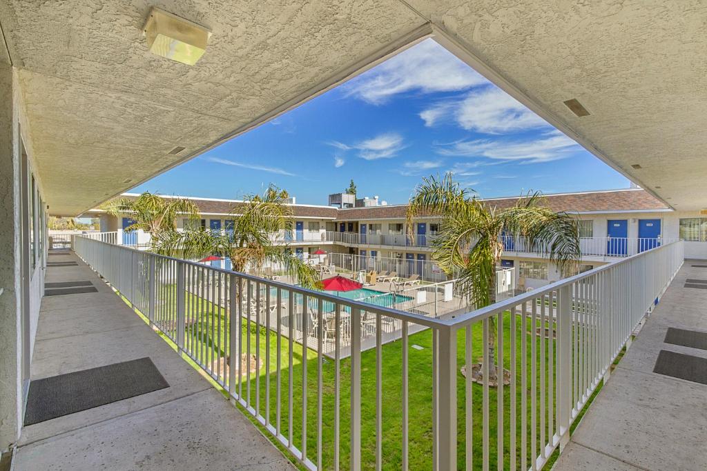 Balkón nebo terasa v ubytování Motel 6-Phoenix, AZ - North Bell Road