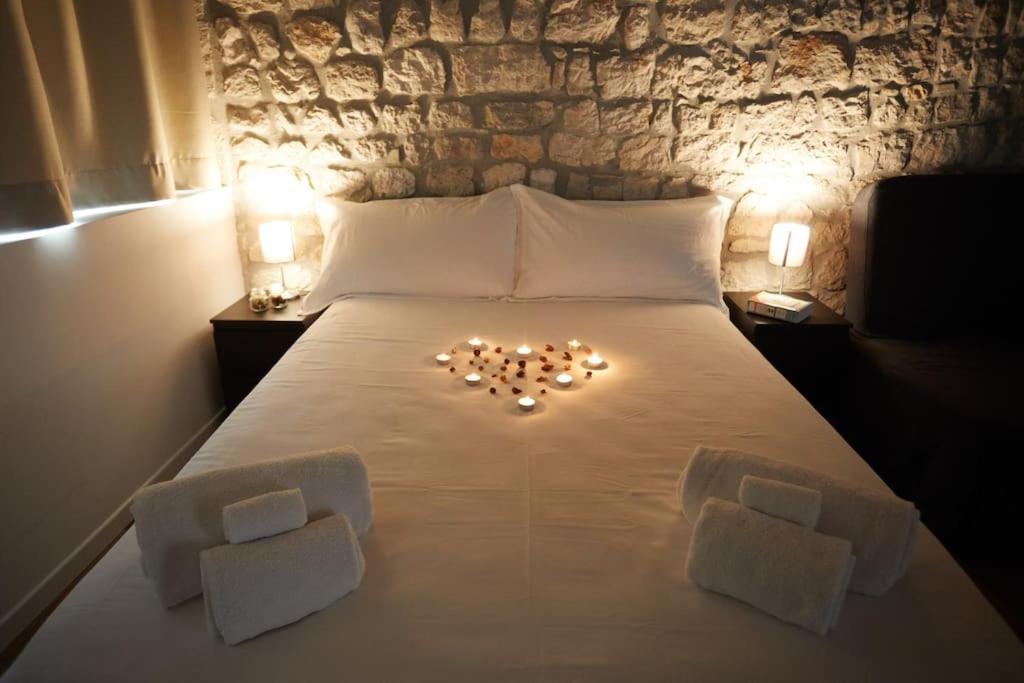 a bed with a heart made out of lights at CityGem dal design raffinato a Vigonovo in Fontanafredda
