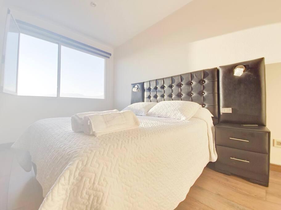 a bedroom with a large bed and a window at Amplio y comodo apartamento in Calacala