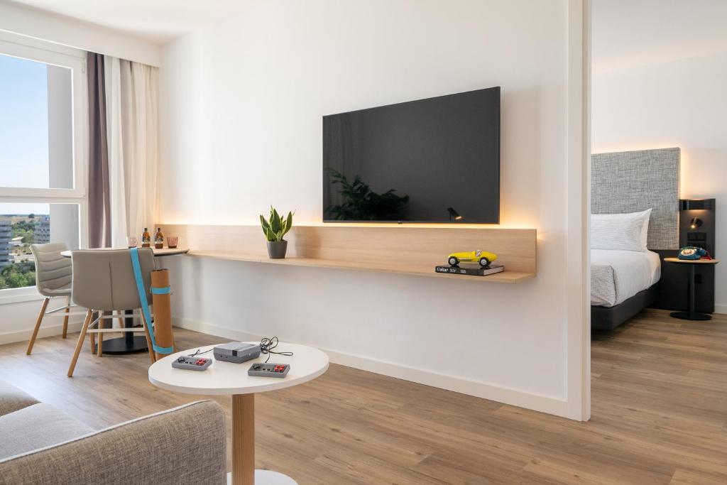 TV a/nebo společenská místnost v ubytování INNSiDE by Meliá Madrid Valdebebas