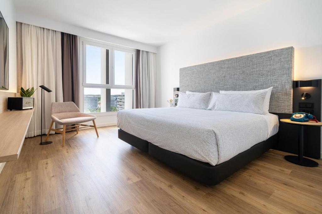 Postel nebo postele na pokoji v ubytování INNSiDE by Meliá Madrid Valdebebas