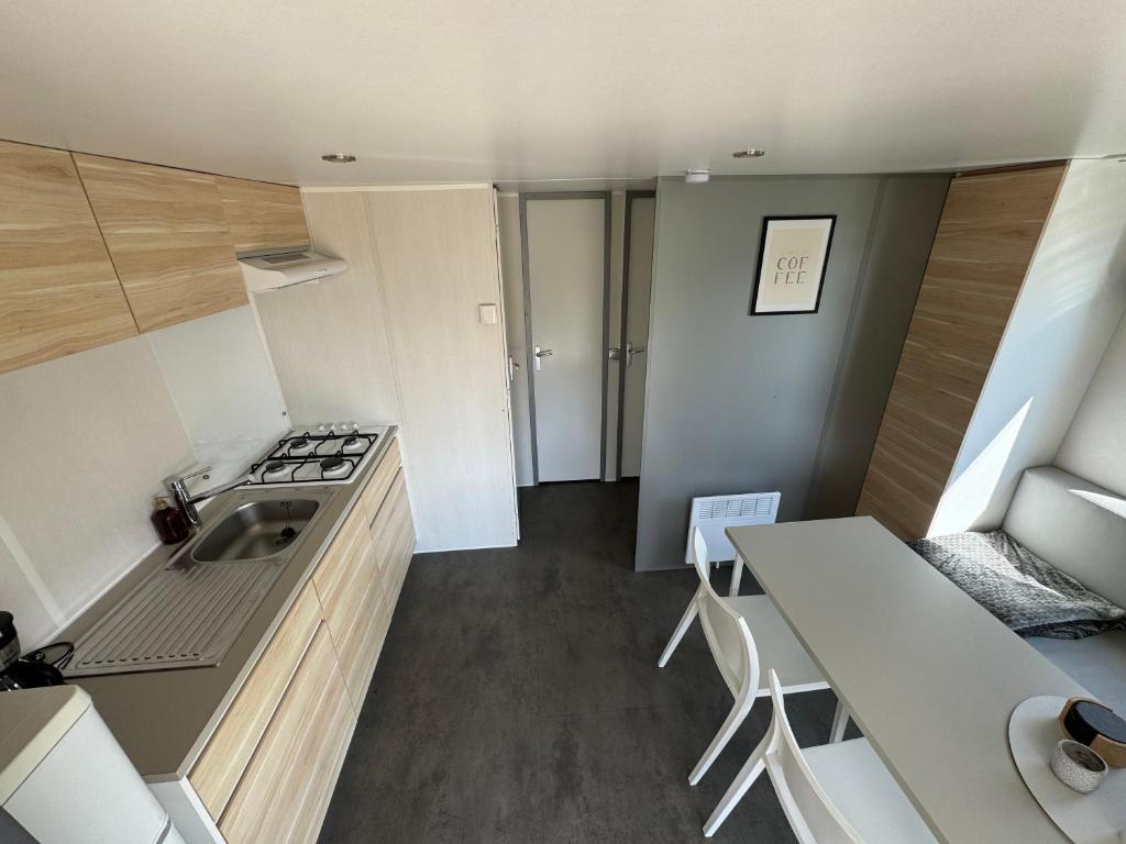 Kuchyň nebo kuchyňský kout v ubytování Low Budget - 4 persoons chalet aan het Lauwersmeer