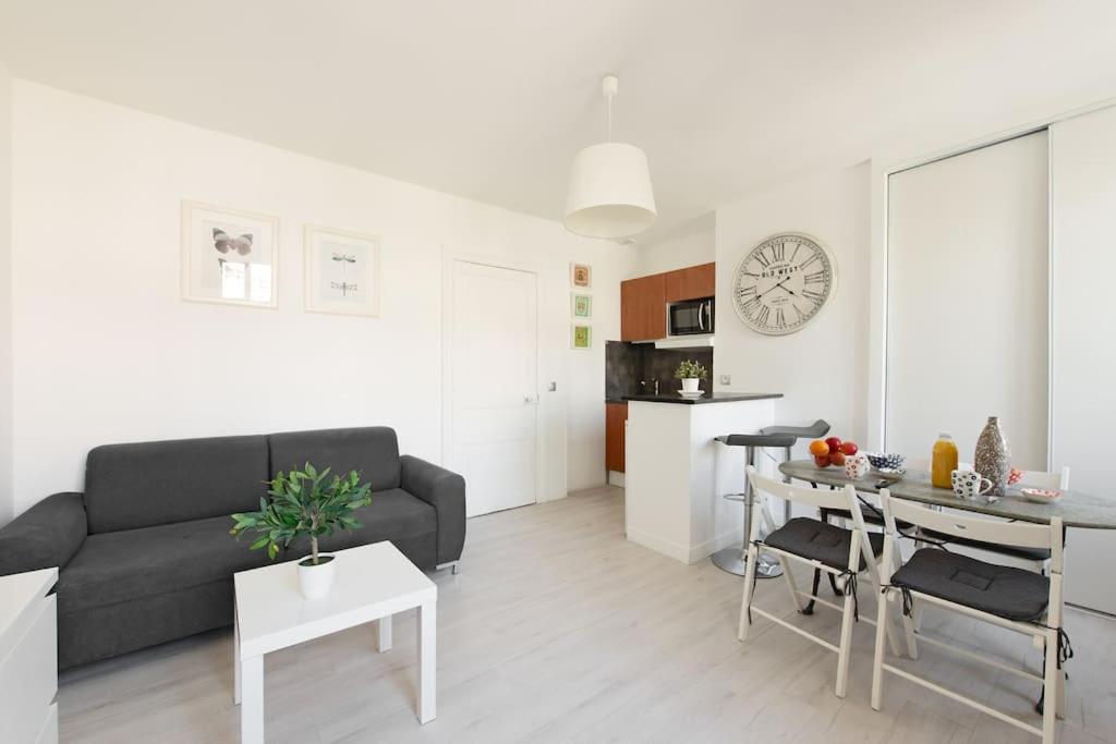 un salon avec un canapé et une table dans l'établissement Aurore - T1 22, à Carcassone