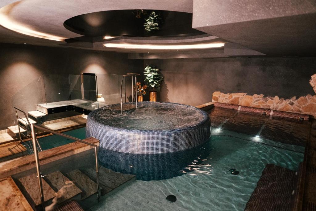 Bazén v ubytování Adler Hotel Wellness & Spa - Andalo nebo v jeho okolí