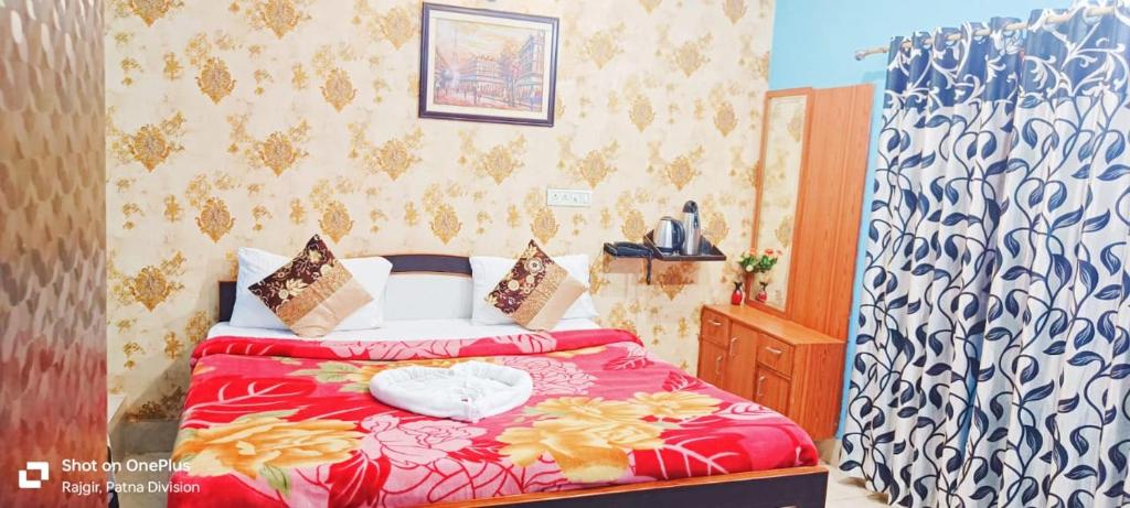 Postel nebo postele na pokoji v ubytování Hotel Anand LOK
