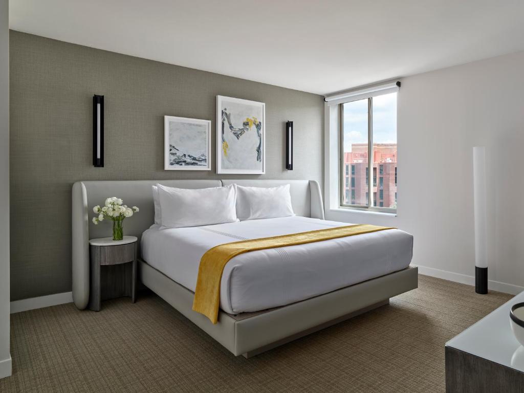 Postel nebo postele na pokoji v ubytování Hotel AKA Washington Circle